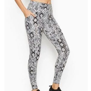 VS Sport Knockout Snakeskin leggings